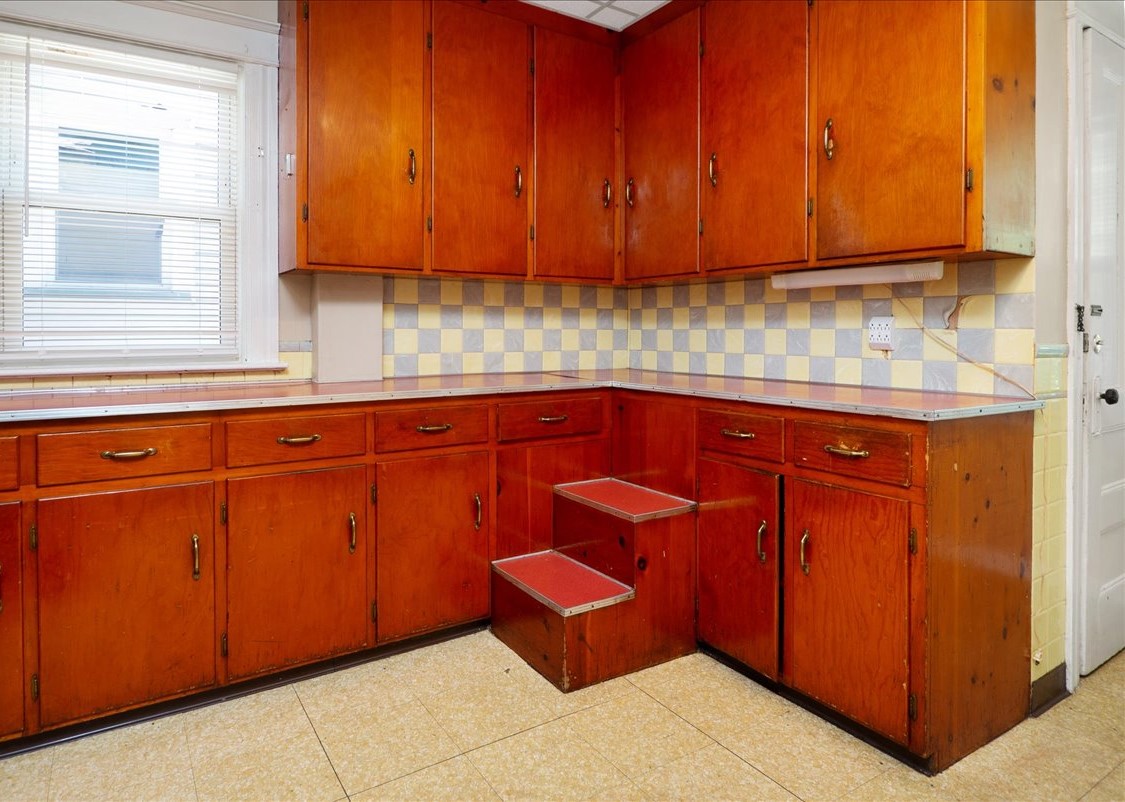 06 Kitchen 4 Cropped